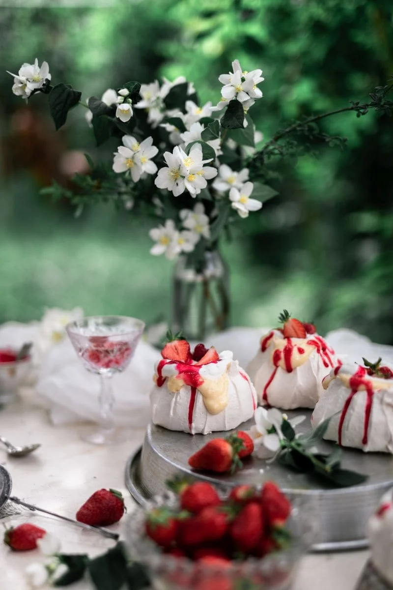 Čas je za najlepše pomladne tortice. Tukaj je recept za tortice Pavlova z jagodami in malinami