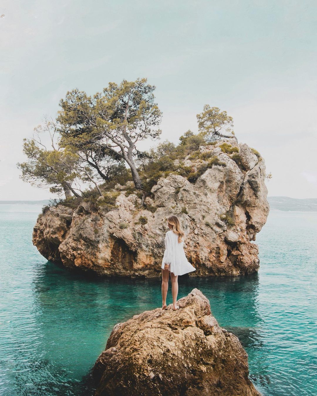 Če nameravate to poletje obiskati malo mestece Brela, se vsekakor ustavite na tej priljubljeni plaži