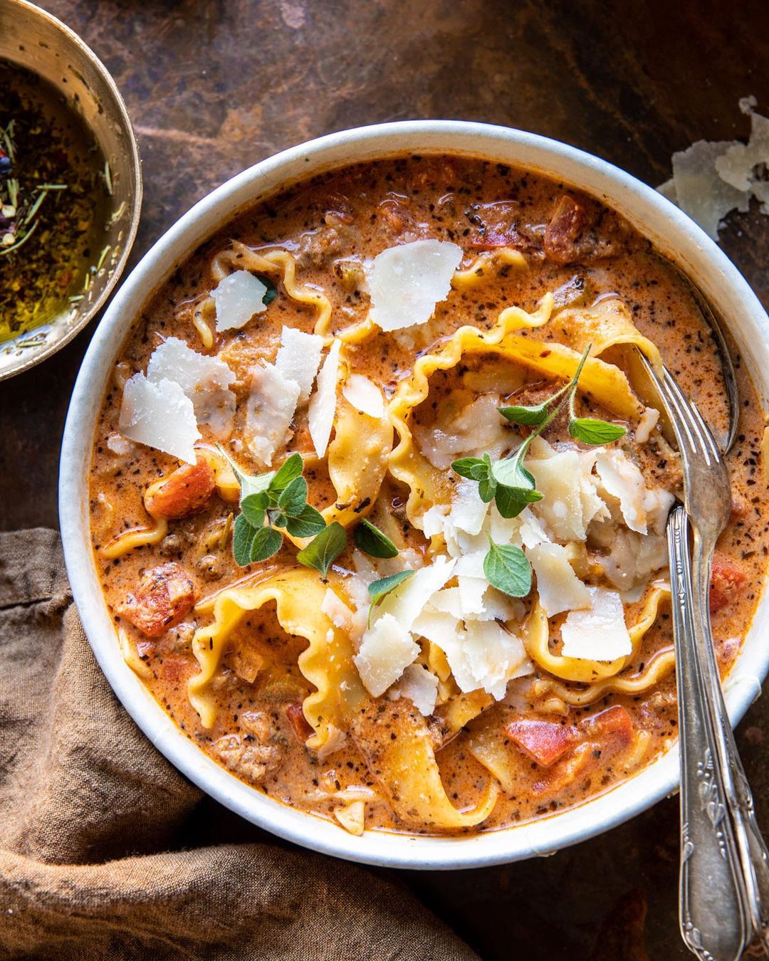 Lasagna soup: Predstavljamo recept za mesno in vegansko različico priljubljene jedi