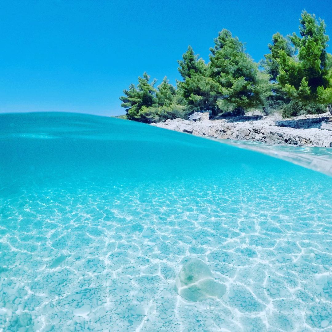 Hvar je dom ene izmed najlepših plaž na Jadranu