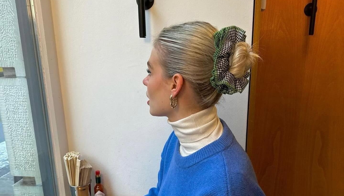 Jumbo scrunchie je najljubši lasni dodatek iz 90. let – katere lasne dodatke še nosimo to jesen?