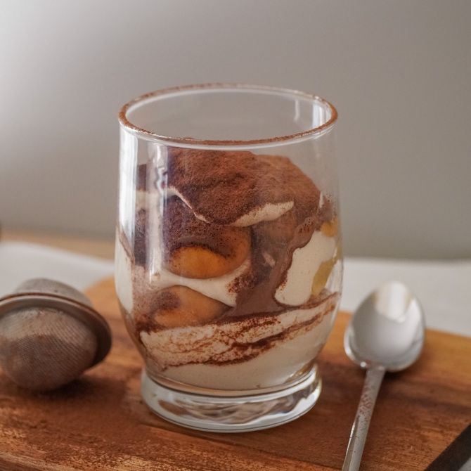 Recept za tiramisu v kozarcu, ki je pripravljen v desetih minutah