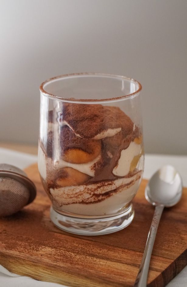 Recept za tiramisu v kozarcu, ki je pripravljen v desetih minutah