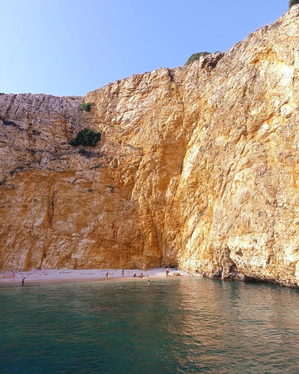 Ta plaža se imenuje Golden Bay, nahaja se na otoku v Kvarnerju