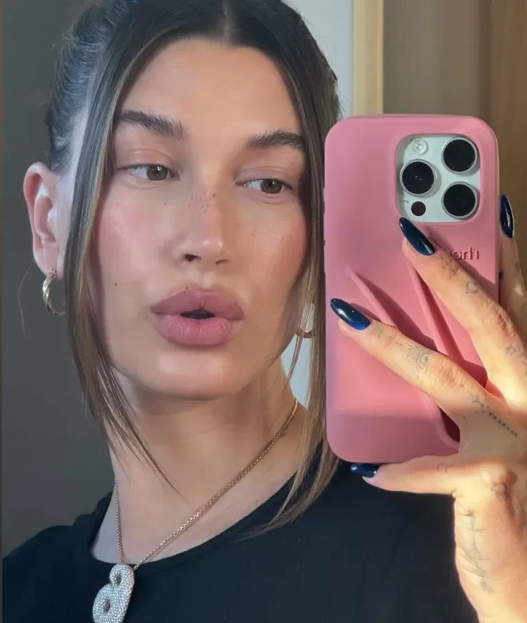 Temno moder odtenek, ki ga trenutno na svojih nohtih nosi Hailey Bieber, bo zaznamoval jesen