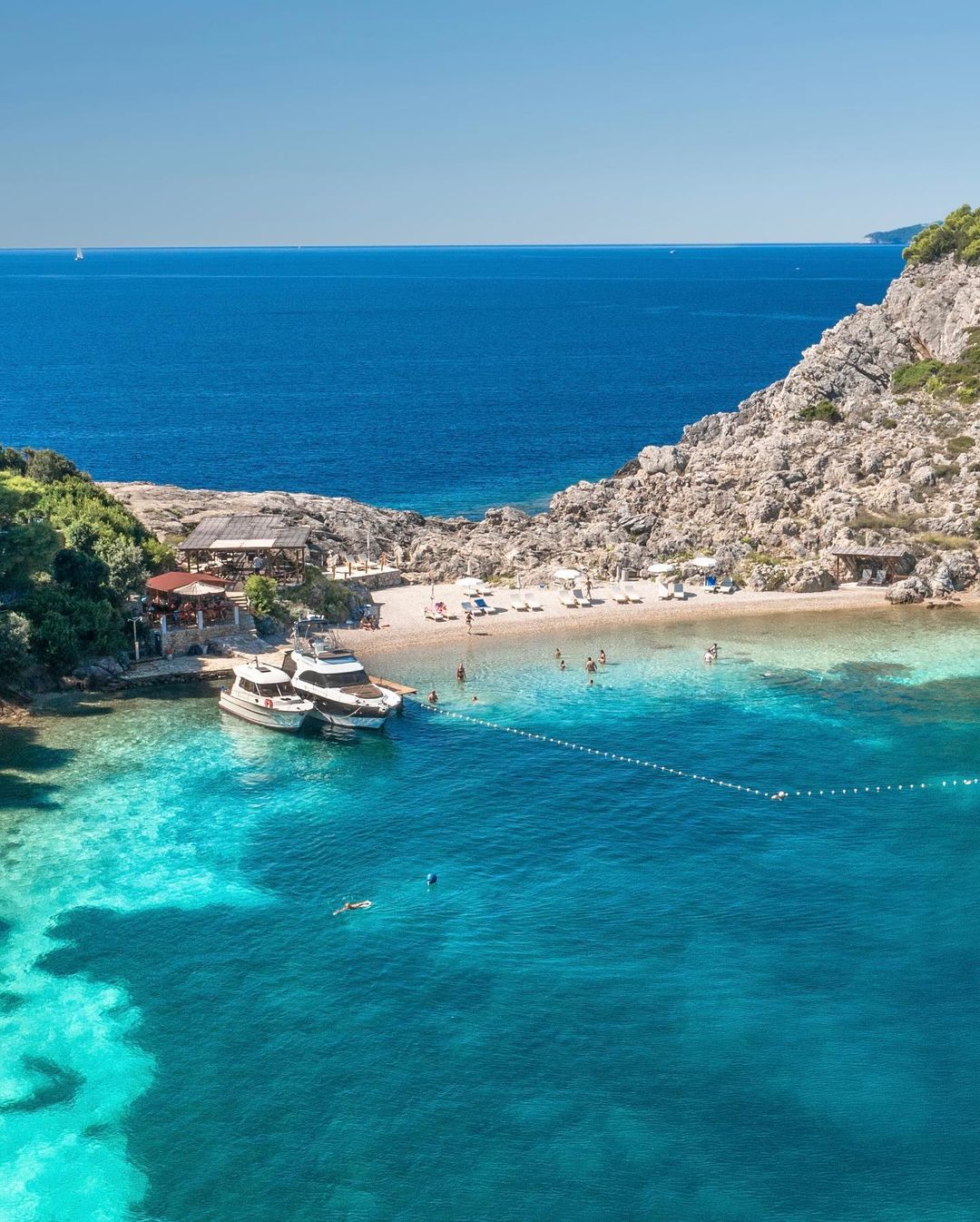 Majhna, a popolna plaža na otoku Šipan, kamor si želimo to poletje