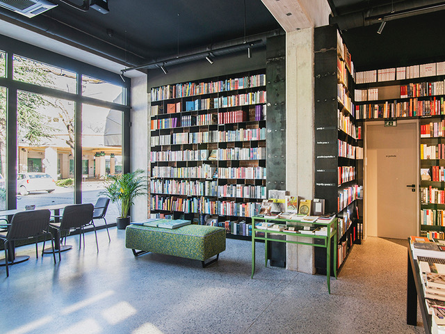 Knjigarna – kavarna MAKS, arhitektura: Kreadom, fotografija: Jerneja Kraigher