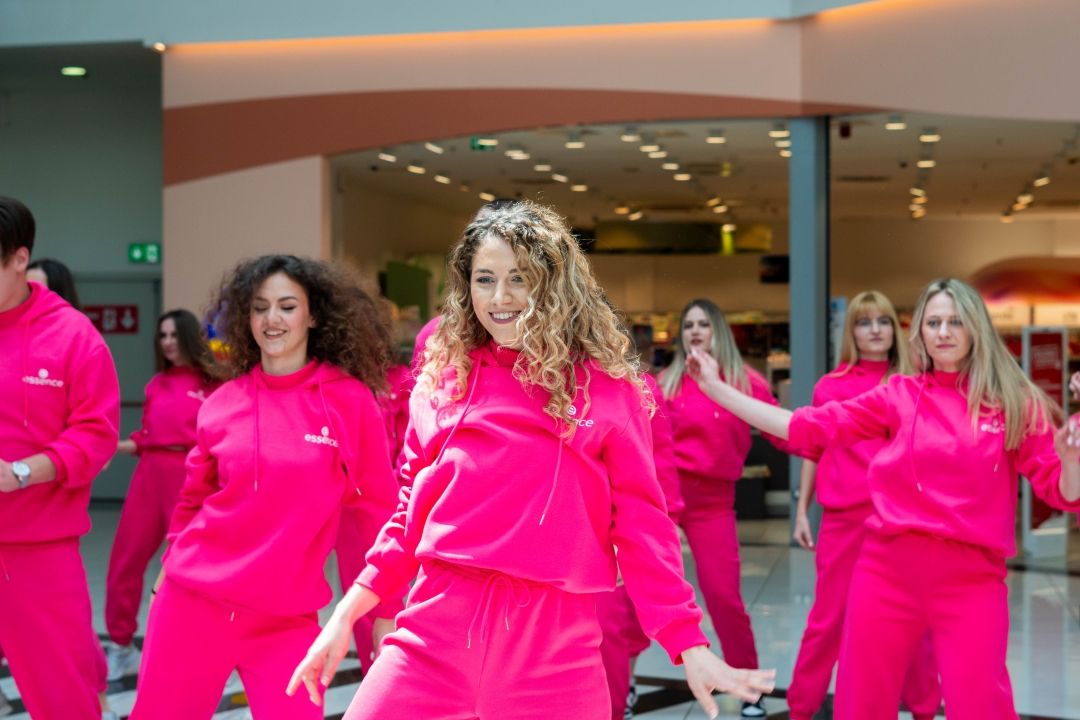 Flash Mob Dance: Ljubljano je zavzela razplesana “kraljevska” družina. Znana koreografa sta pripravila pravi plesni spektakel