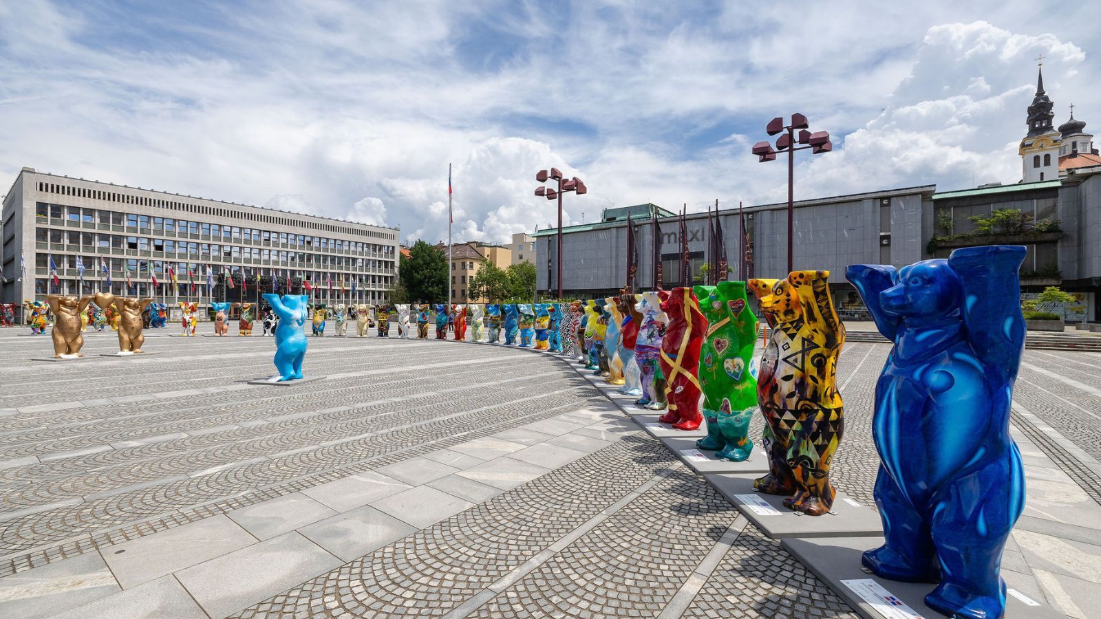 Mednarodna razstava: Ljubljano so napadli medvedi umetnosti in strpnosti