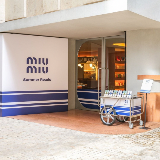 Miu Miu pop-up bralni kotički spodbujajo k preživljanju poletja z branjem