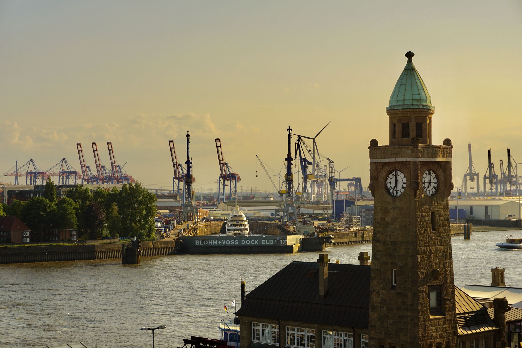 Hamburg, Landungsbrücken_iStock, Liudmila Kiermeier