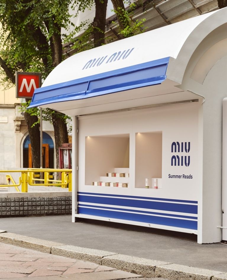 Miu Miu Summer Reads pop-up: Kiosci koji nas podstiču na čitanje