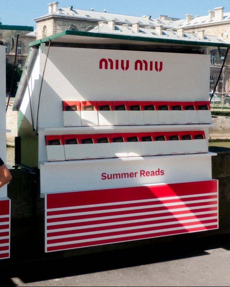 Miu Miu Summer Reads pop-up: Kiosci koji nas podstiču na čitanje