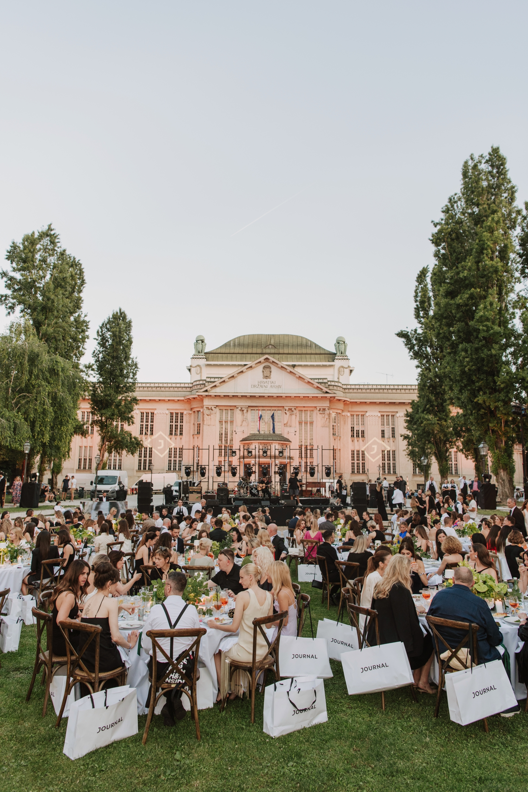 Kanček Italije v Zagrebu: Journal Summer Dinner je potekal pod odprtim nebom na najlepši lokaciji v mestu