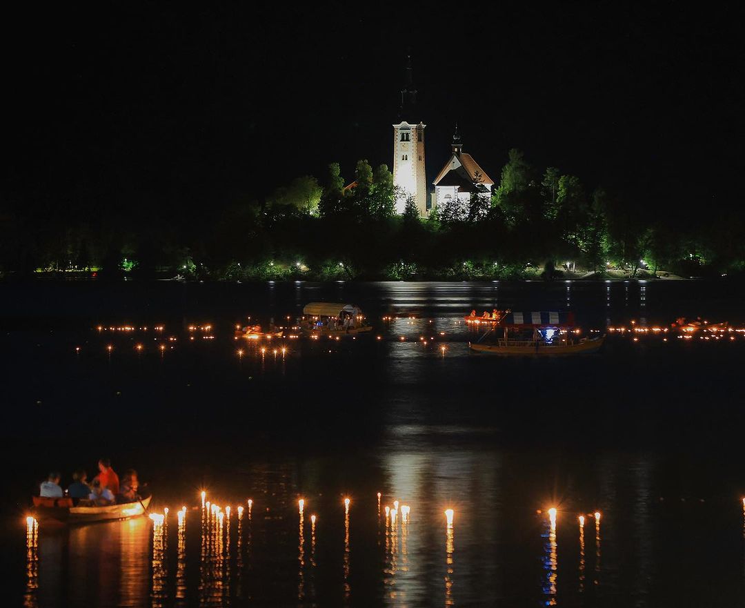 Oglejte si spektakularno predstavo tisoče luči na Blejskem jezeru