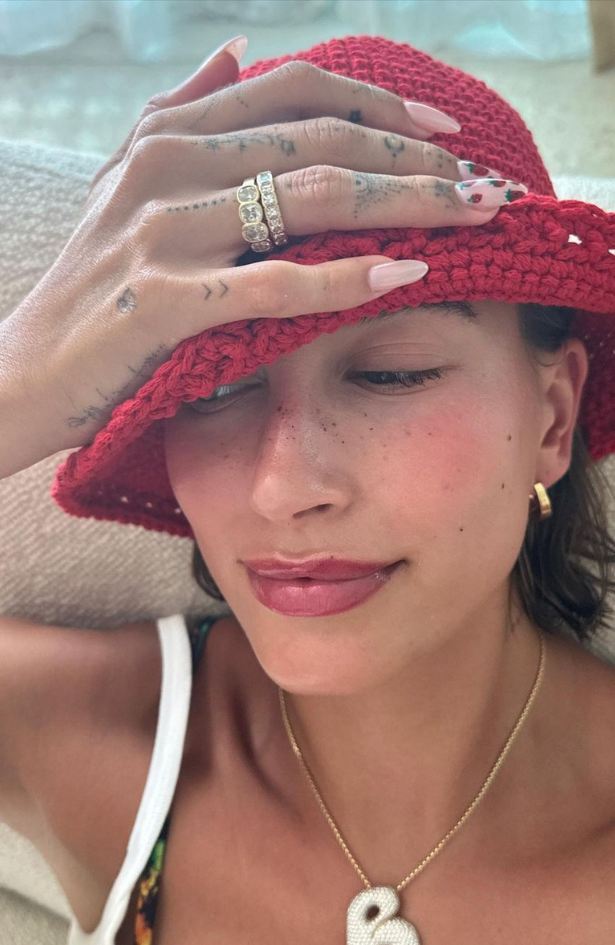 “Strawberry nails” – navdih za poletno manikuro z vzorcem jagod smo (seveda) našli pri Hailey Bieber