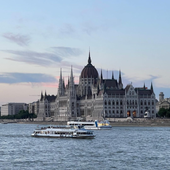 Budimpešta je priljubljena popotniška destinacija mnogih – tukaj je nekaj predlogov, kaj tam obiskati poleti