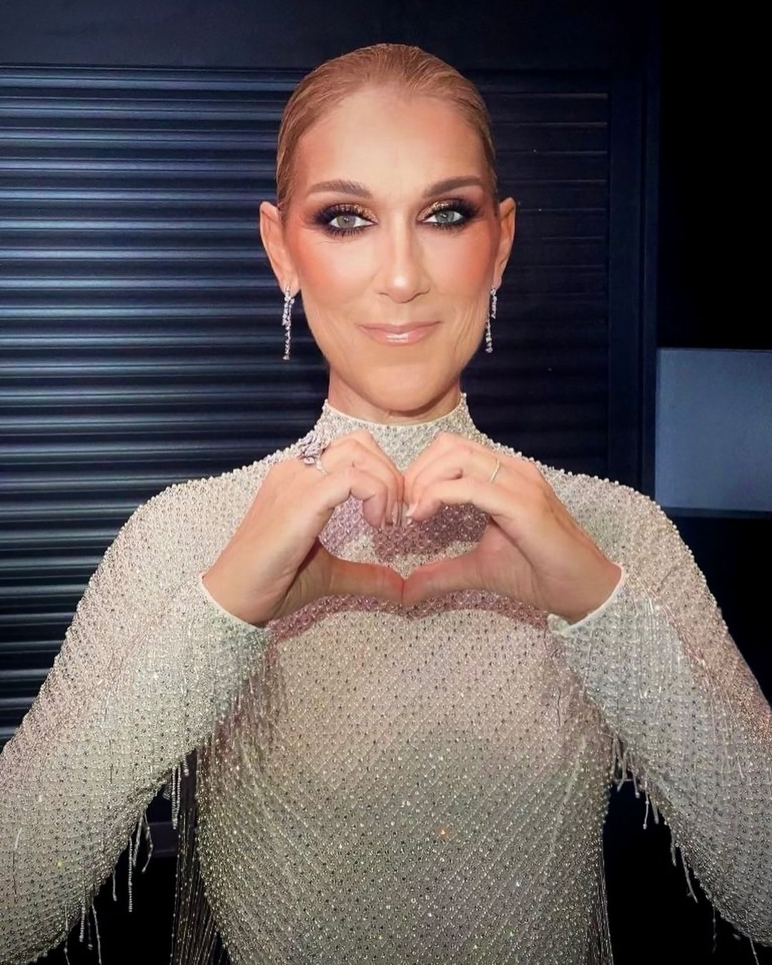 Spektakularen nastop poln emocij pevke Celine Dion na otvoritvi olimpijskih iger navdušil gledalce