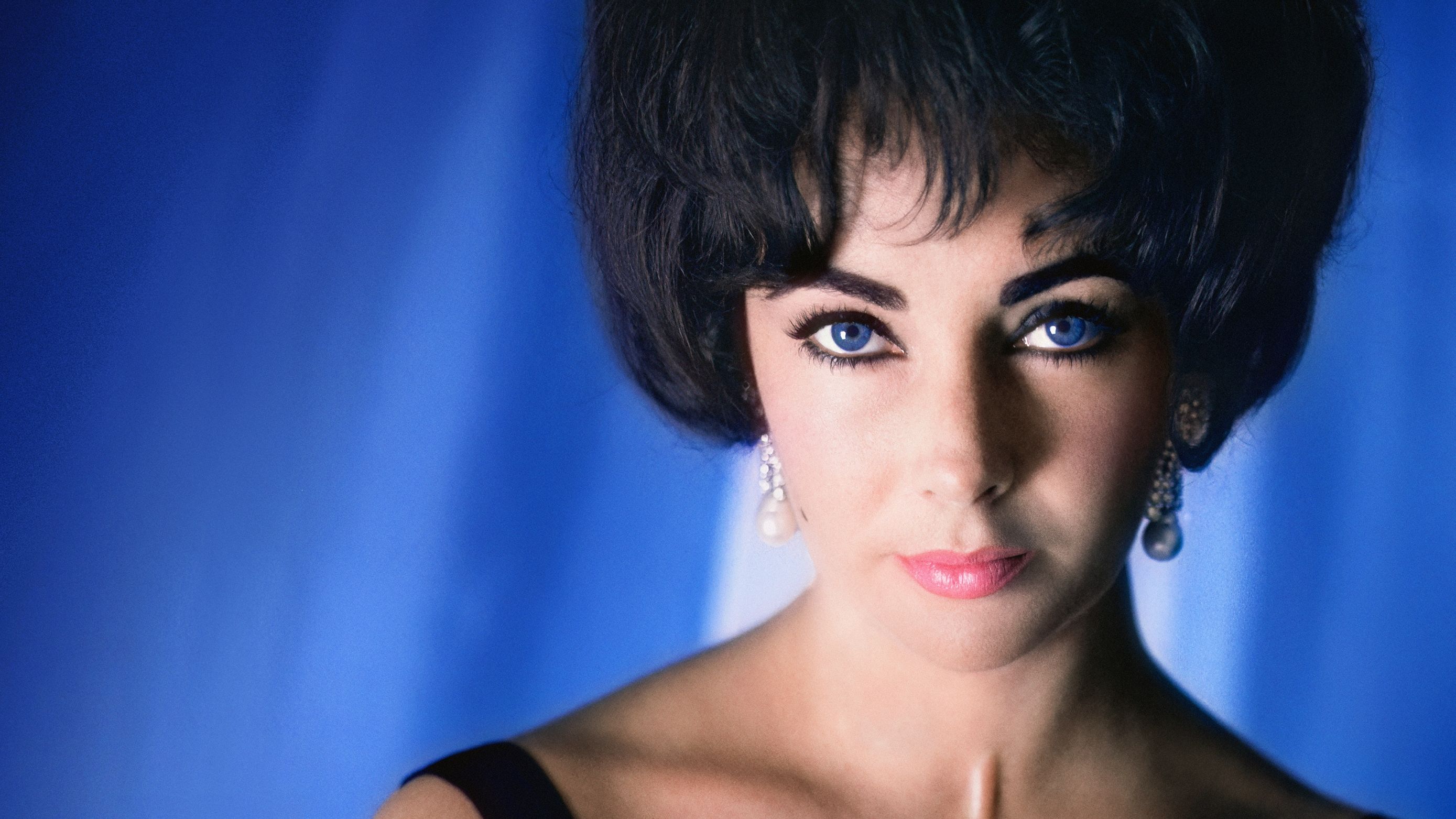 Na Max prihaja dokumentarni film o Elizabeth Taylor. Prinaša še nikoli videne posnetke