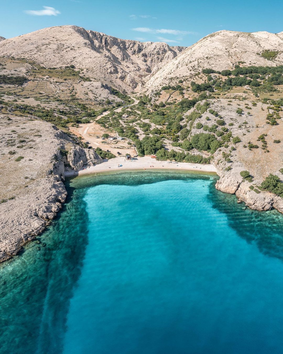 Odkrijte najlepše plaže na otoku Krku, ki so kot nalašč za uživanje na soncu in v kristalno čistem morju