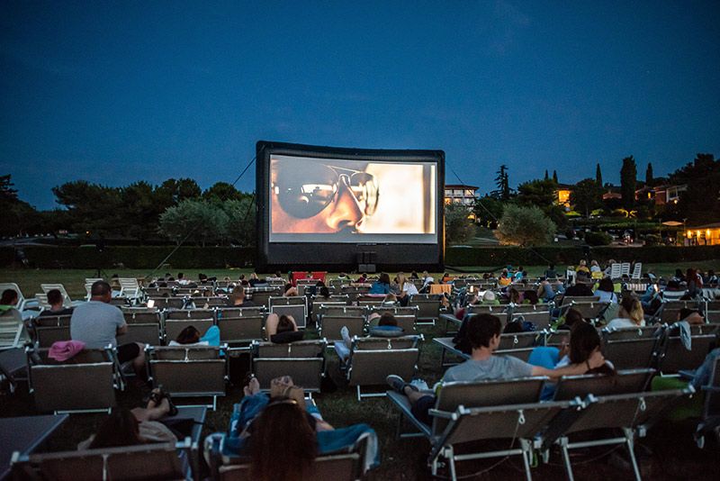 Piknik kino po kotičkih Slovenije – tukaj je spored filmov, ki si jih lahko ogledate pod milim nebom kar z ležalnikov in odej