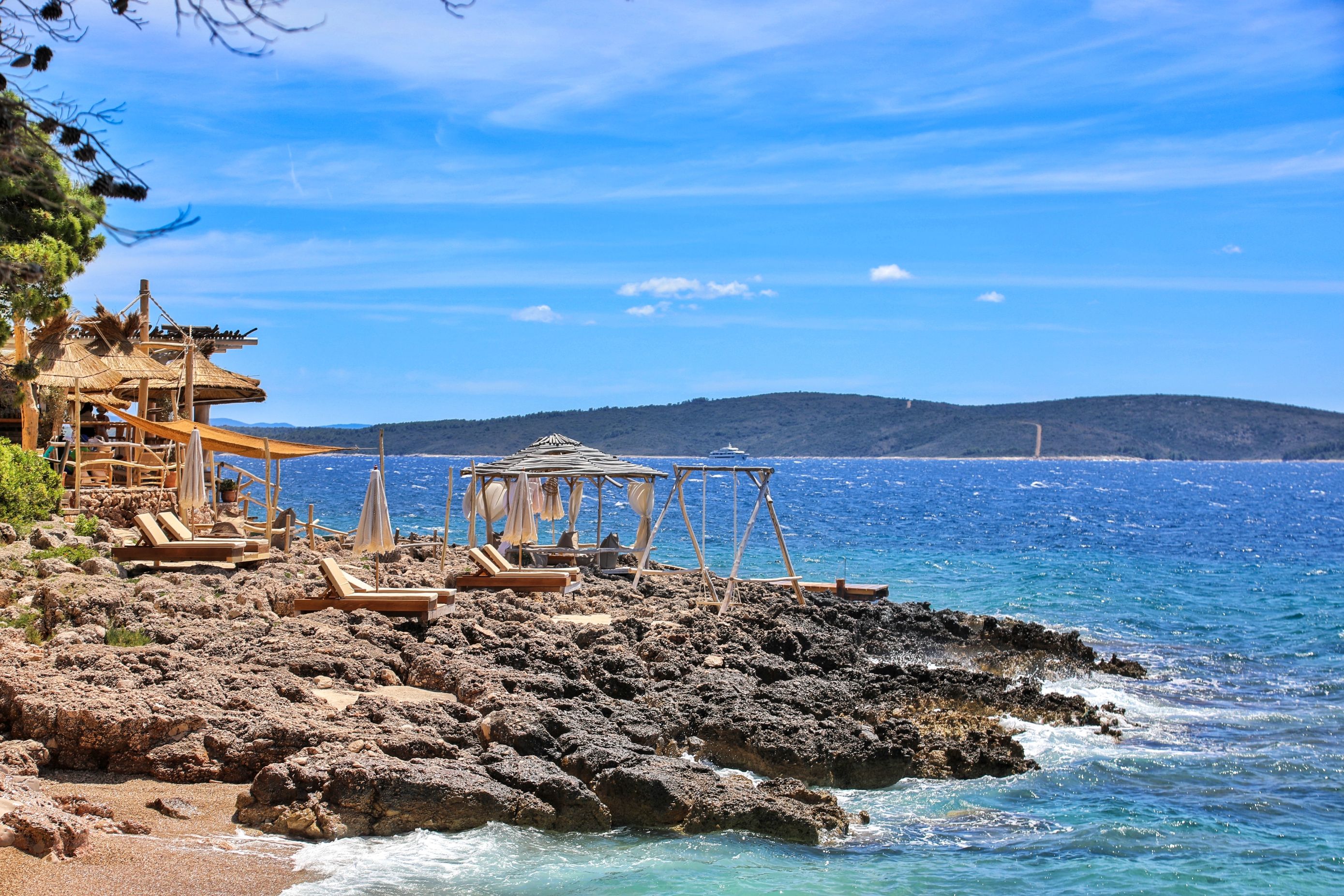 Malo neopevano mesto na Hvaru skriva bar na plaži, ustvarjen za uživanje