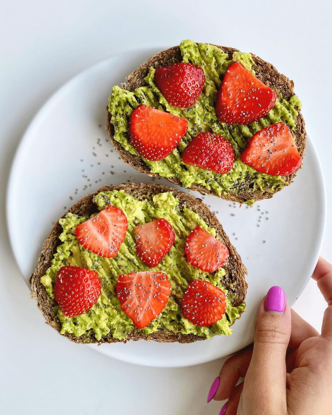 Ste že poskusili avokadov toast z jagodami? Tukaj recept!