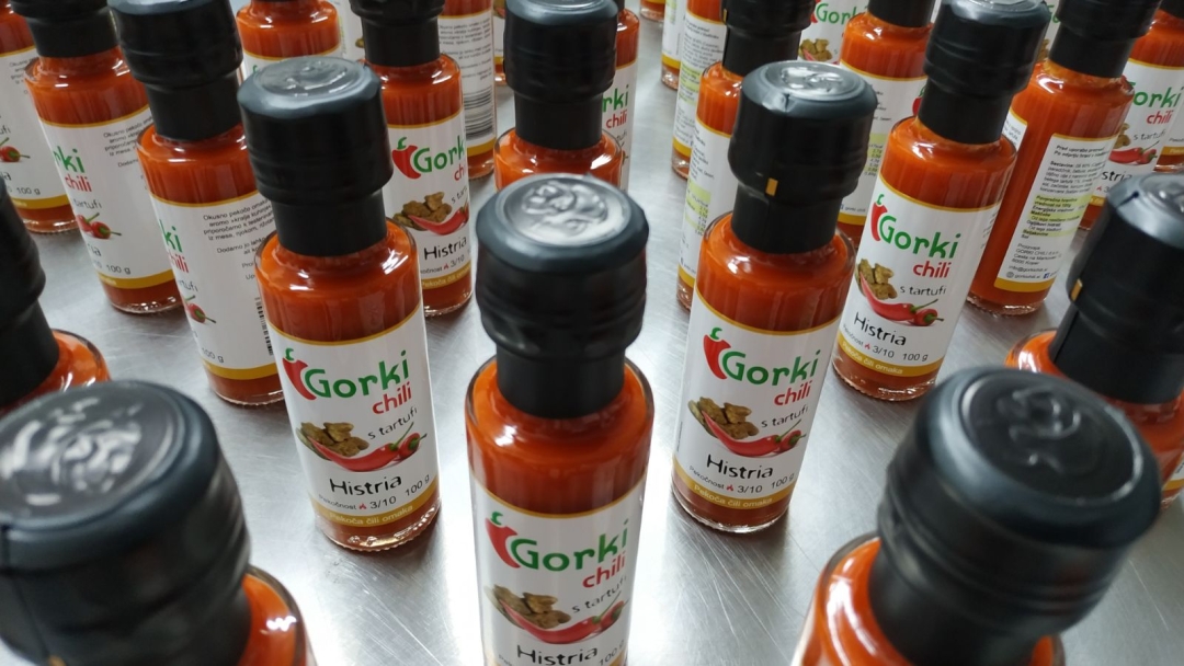 Spoznajte Gorki chili: Pikantne čili omake slovenske trajnostne pridelave