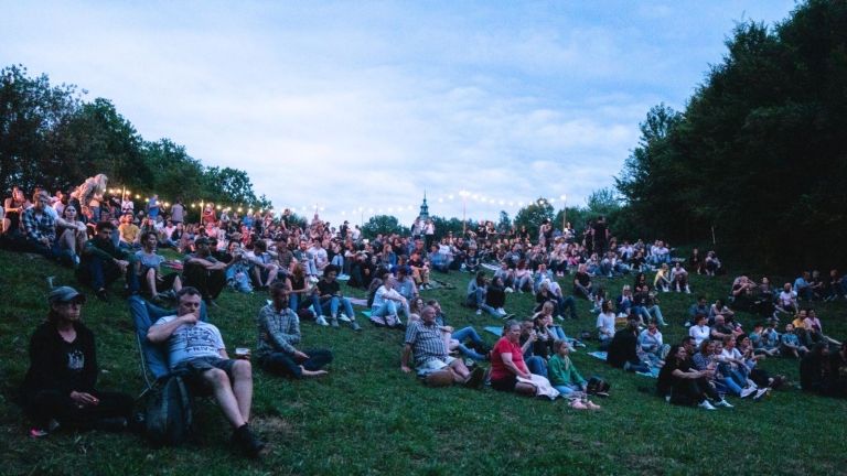 kino pod zvezdami - inkluzivni park vrhika - poniji s klanca