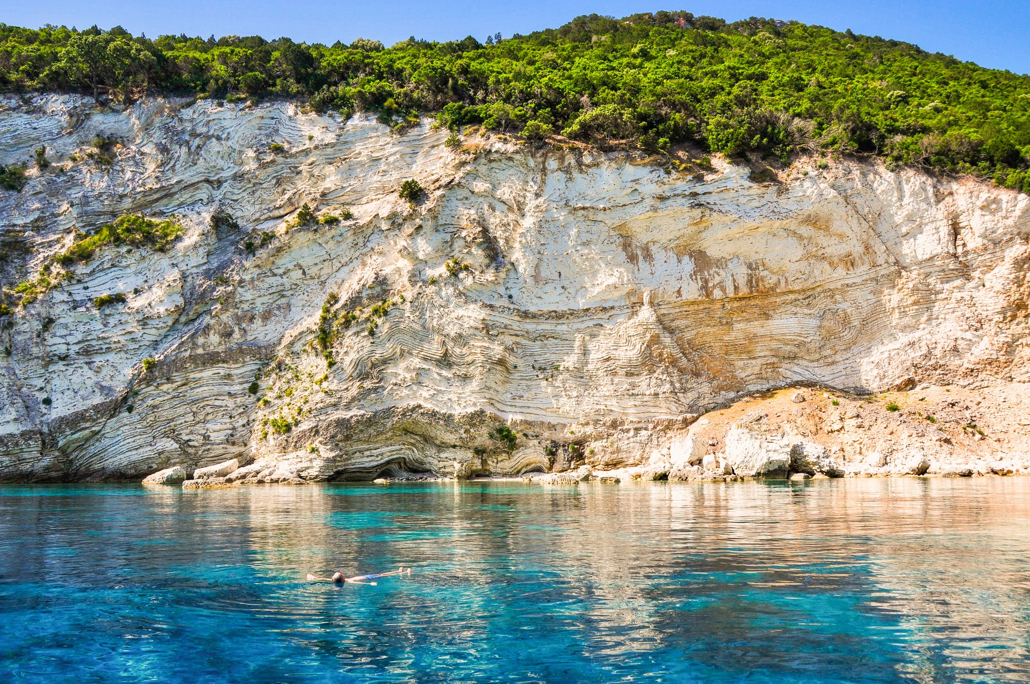 Na potovalni seznam dodajamo skriti grški otok, kjer lahko plavate s pujski