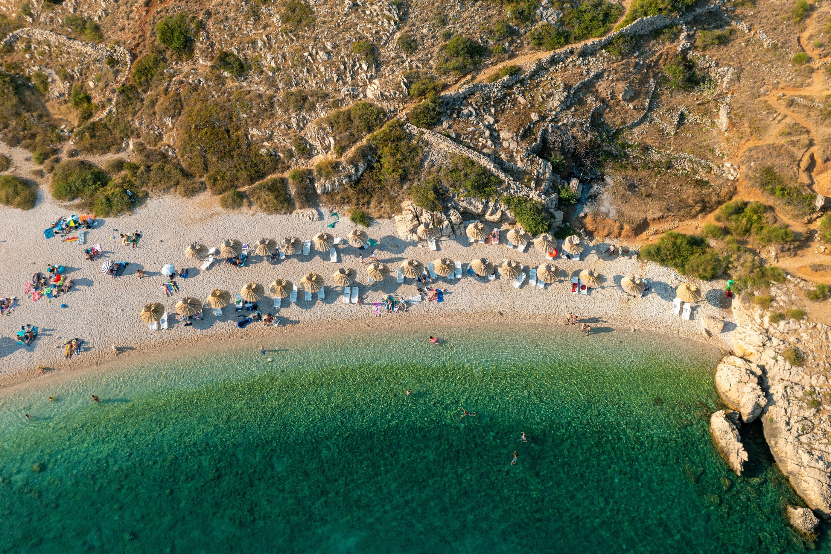 Odkrijte najlepše plaže na otoku Krku, ki so kot nalašč za uživanje na soncu in v kristalno čistem morju