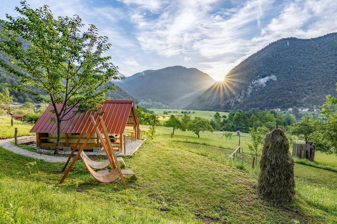 Našli smo čudovit bar na prostem, na idiličnem mestu, kjer se tudi Soča spočije