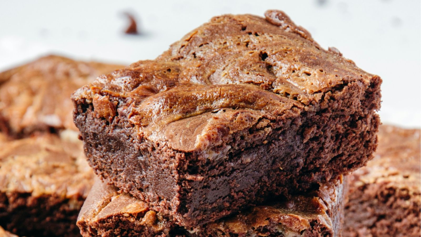 Danes pripravljamo najhitrejše brownie fudge kocke, ki zahtevajo samo dve sestavini