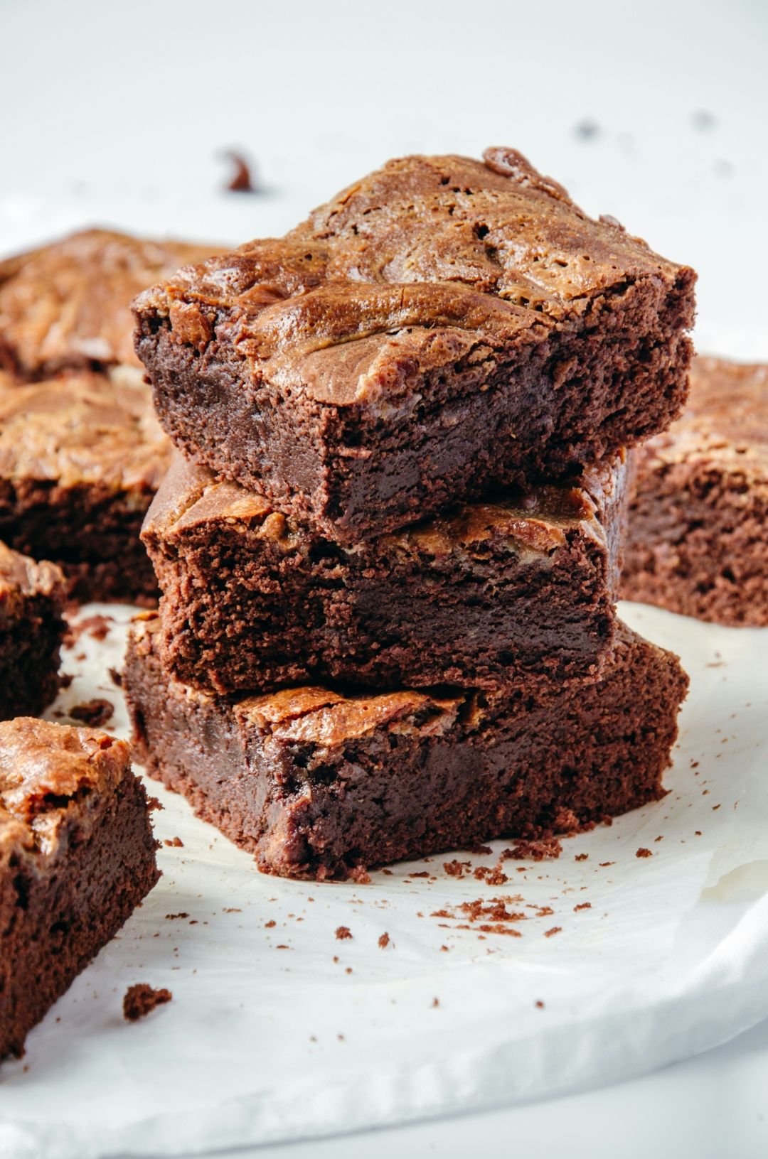 Danes pripravljamo najhitrejše brownie fudge kocke, ki zahtevajo samo dve sestavini