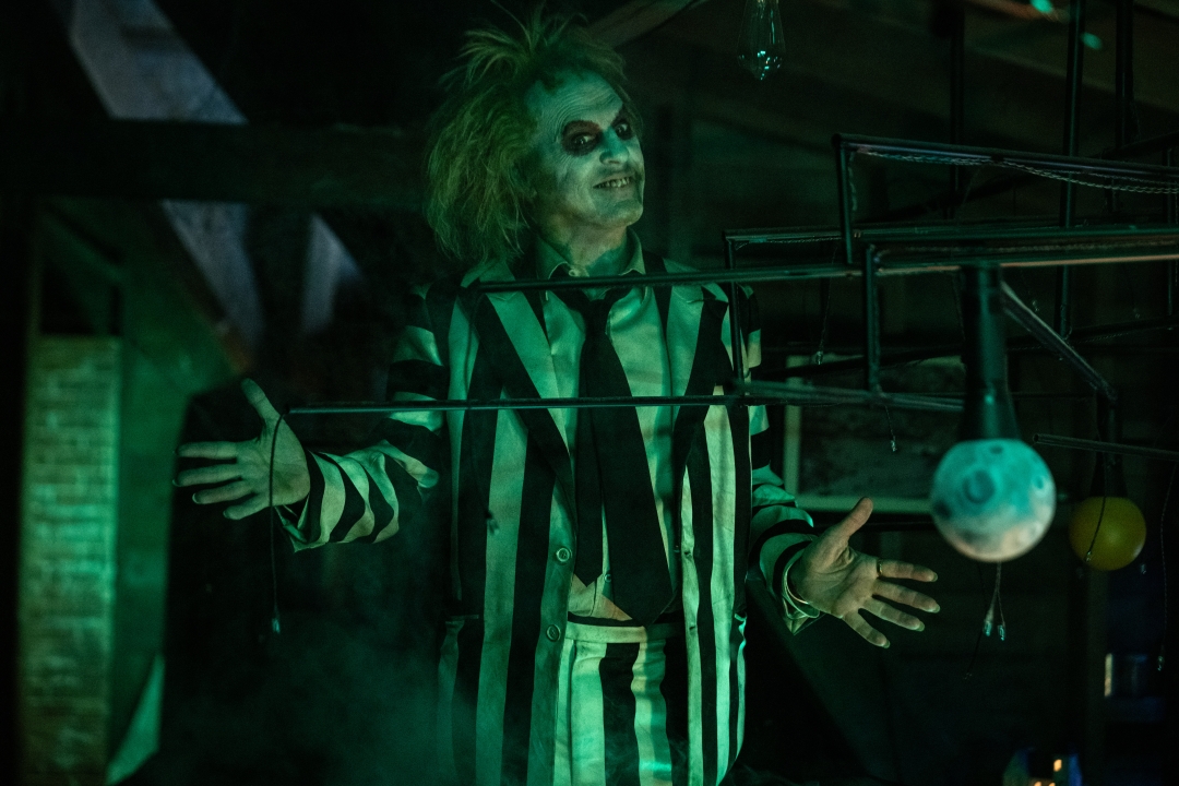 Beneški filmski festival: Novo nadaljevanje filma režiserja Tima Burtona, Beetlejuice Beetlejuice, ostro razdelilo kritike