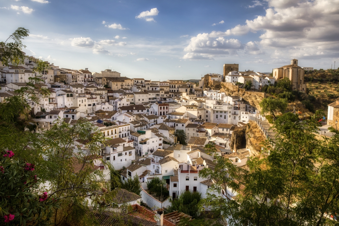 Setenil de las Bodegas, foto_ RolfSt, iStock-2108672916