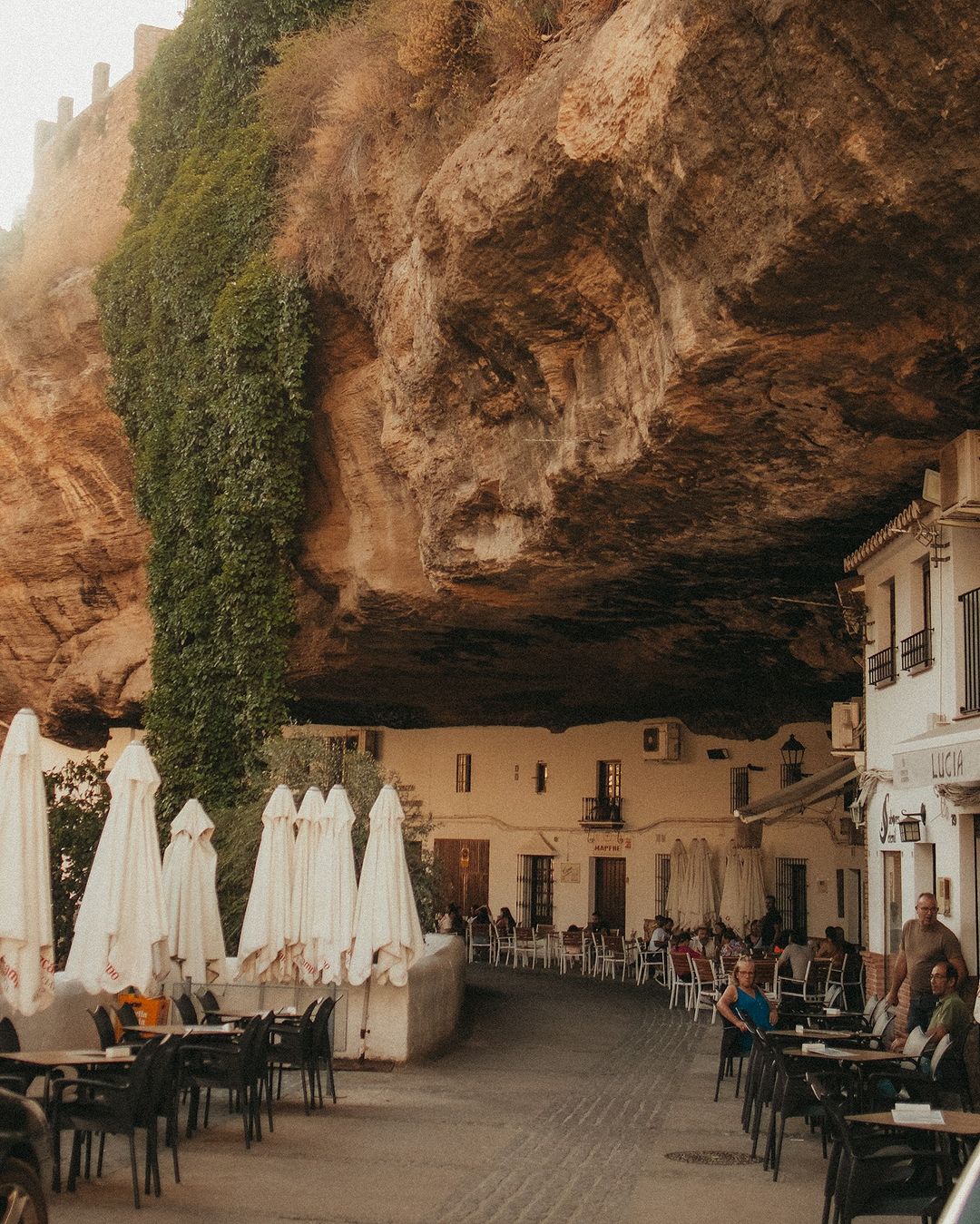 Setenil de las Bodegas: Odkrivamo majhno špansko mesto, ki kljubuje gravitaciji