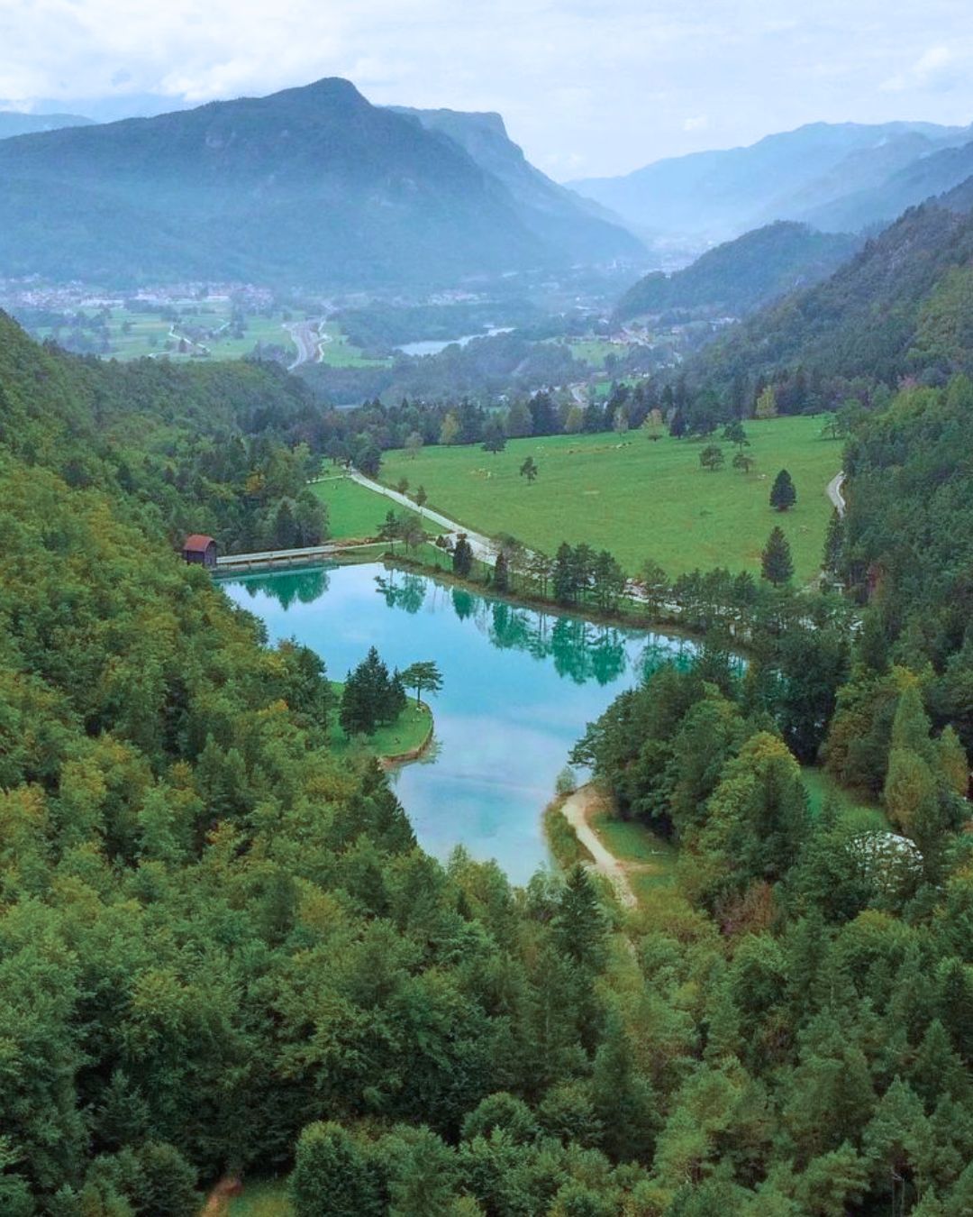 Pravljično jezero v bližini Bleda, za katerega verjetno še nikoli niste slišali