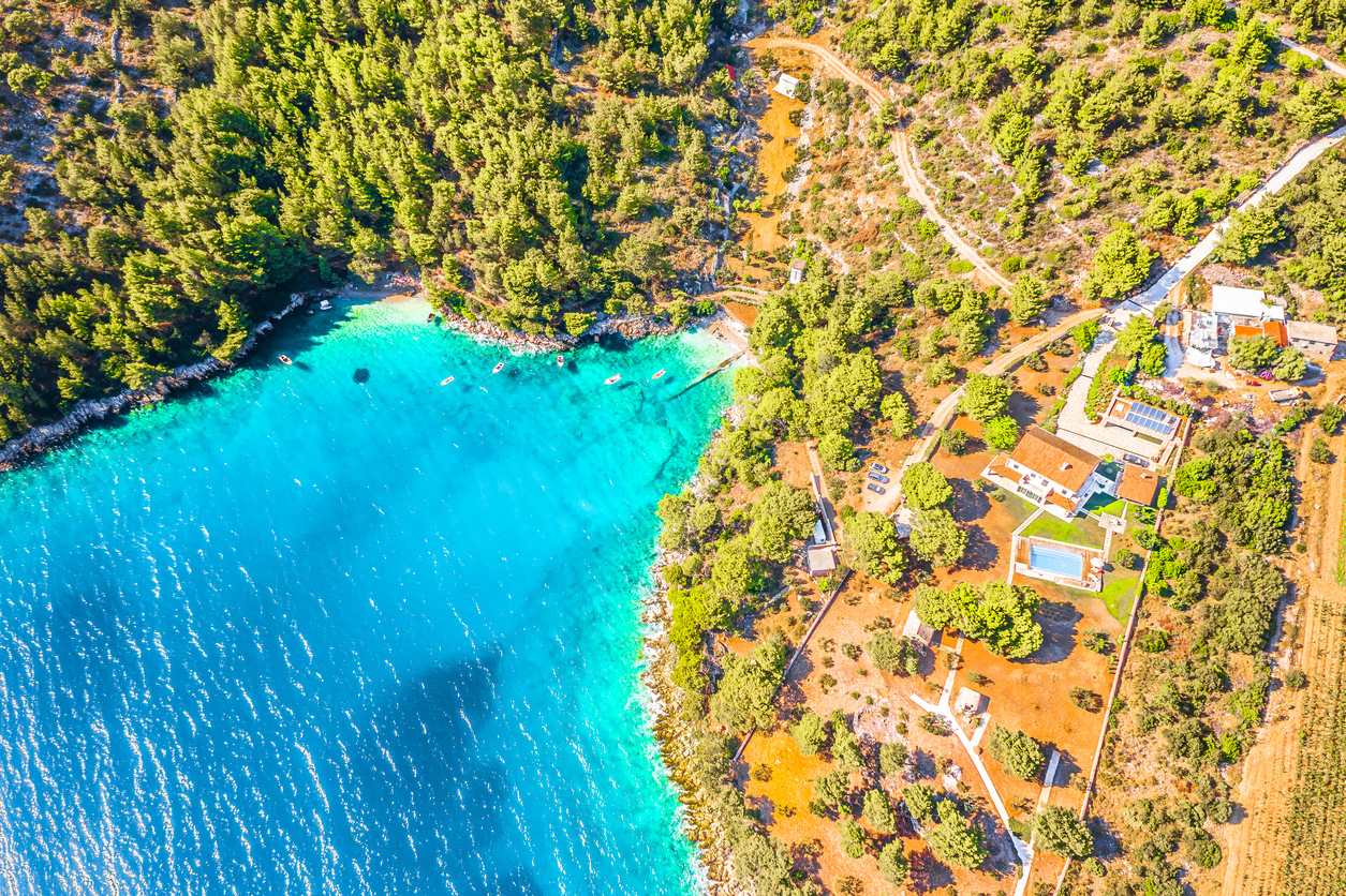 plaža Murvica, Brač_iStock-2165846007_Dreamer4787