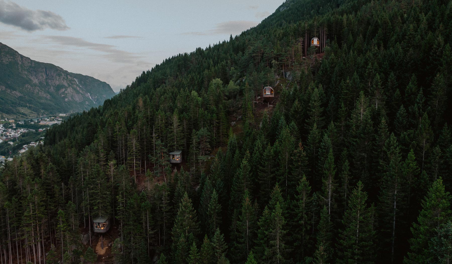 Bivanje v teh stožčastih lesenih hišah s pogledom na fjord je res enkratno doživetje