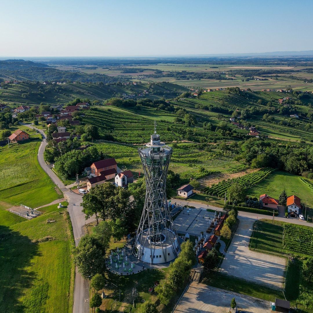 Slovenski “Eifflov stolp” in zipline nad vinogradi? Popolna kombinacija za jesenski izlet