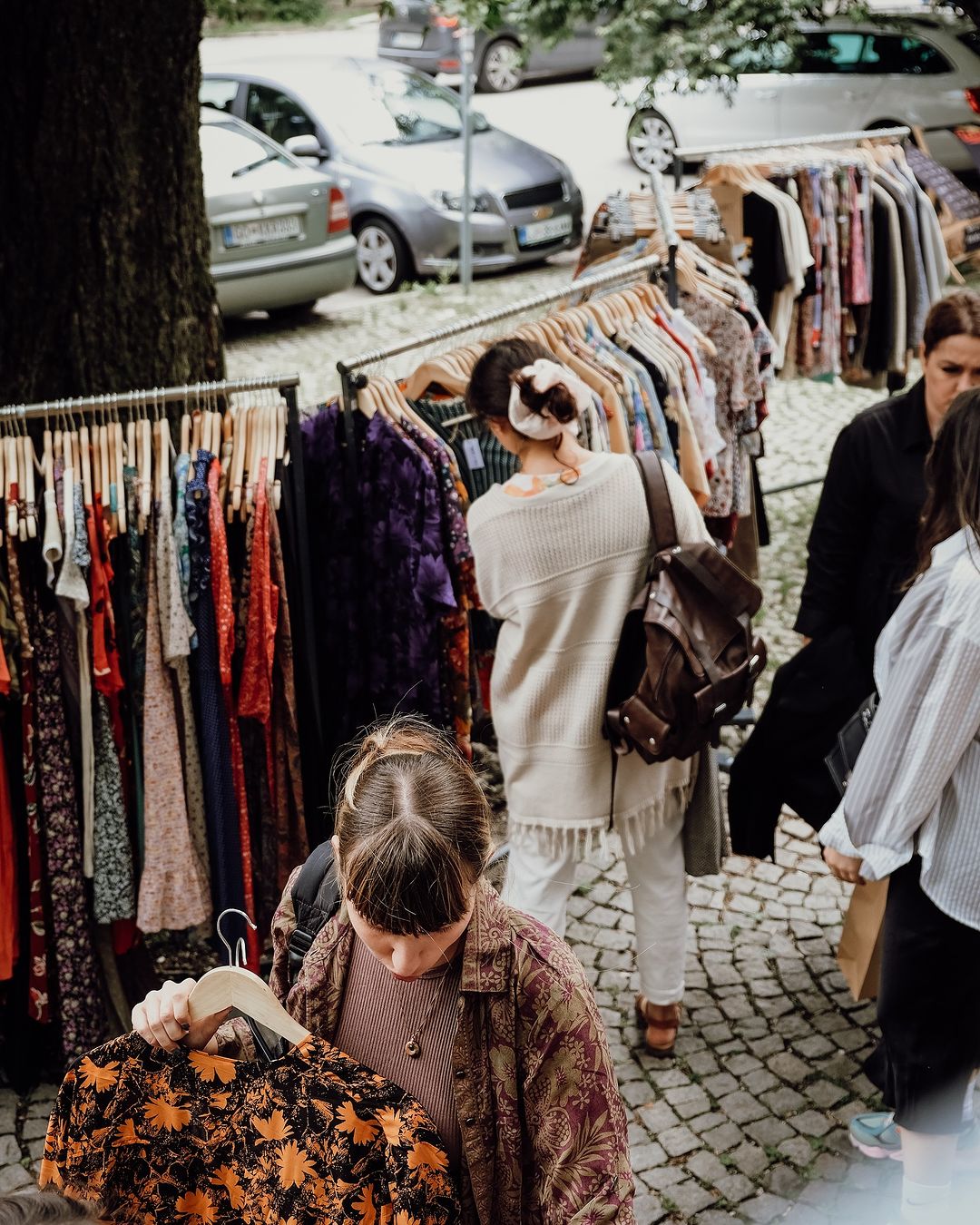 Pop-up tržnice in kultura bolšjega sejma: Priljubljenost vintage in rabljenih oblačil v Sloveniji