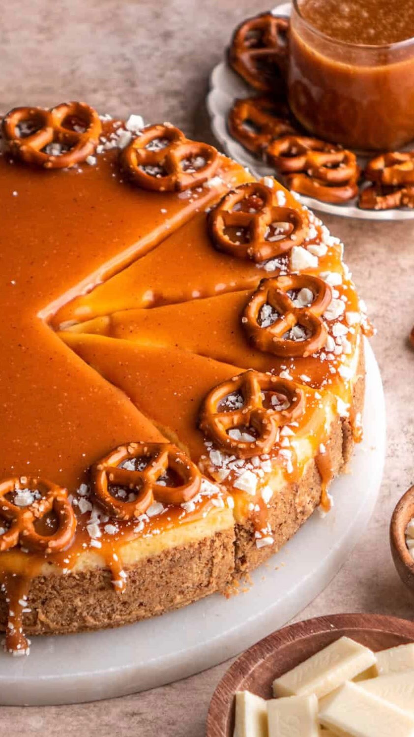 Cheesecake s karamelo: Če ste ljubitelji kombinacije sladkega in slanega, potem je to recept za vas