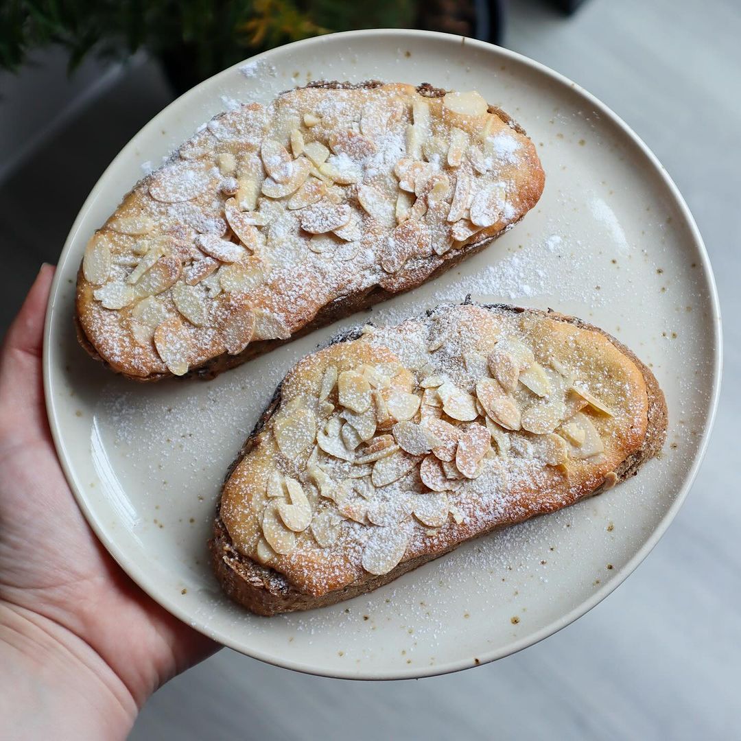 Če ste ljubitelji rogljičkov z mandlji, jih poskusite v obliki hrustljavega toasta. Tukaj recept!