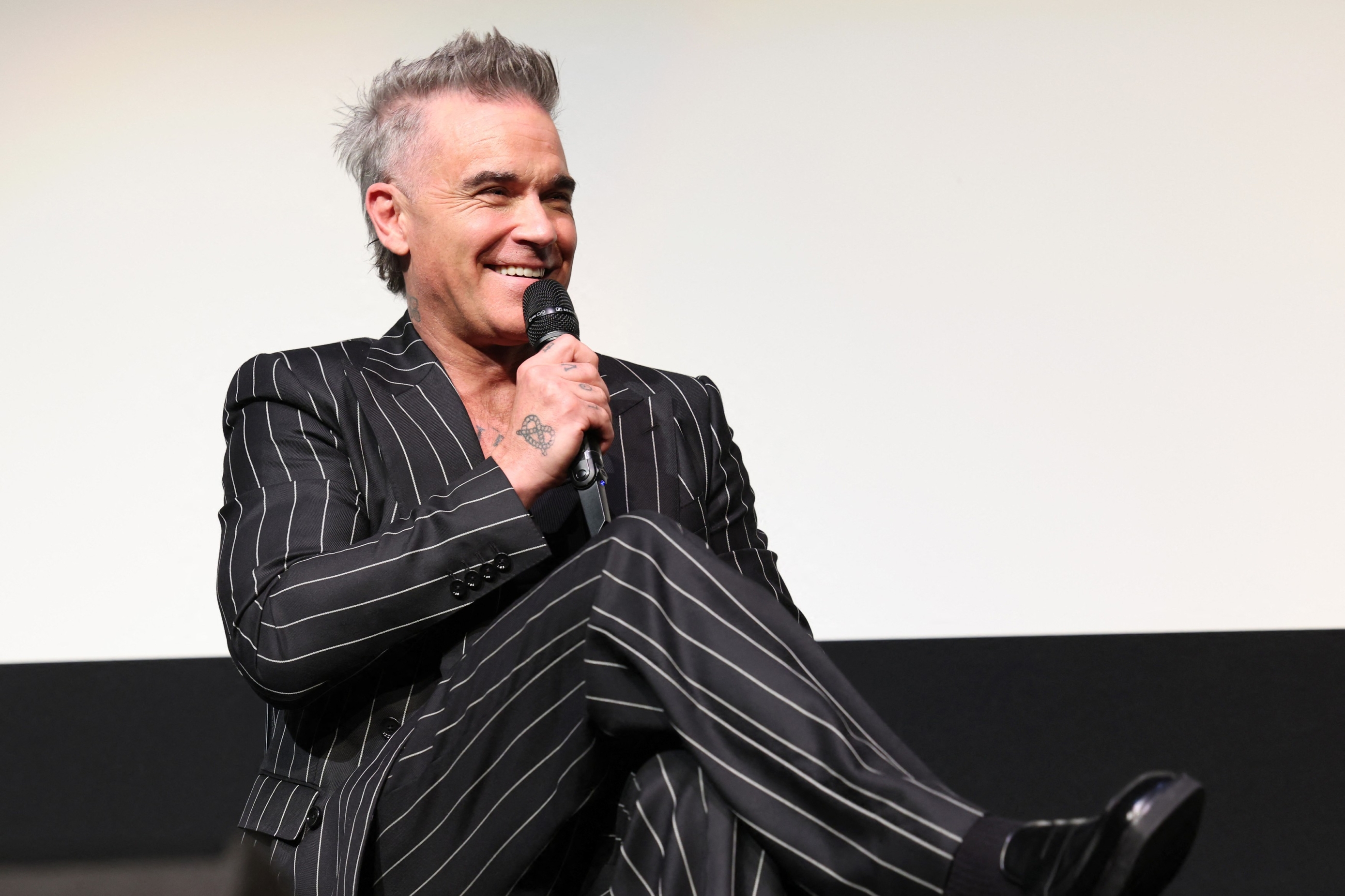 Robbie Williams dobiva svoj biografski film in igra ga … opica?