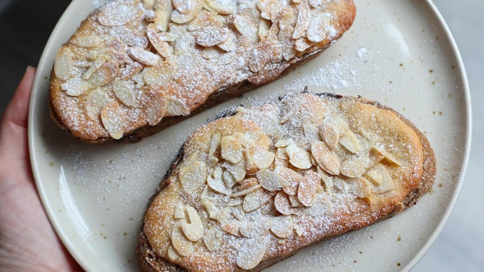 Če ste ljubitelji rogljičkov z mandlji, jih poskusite v obliki hrustljavega toasta. Tukaj recept!