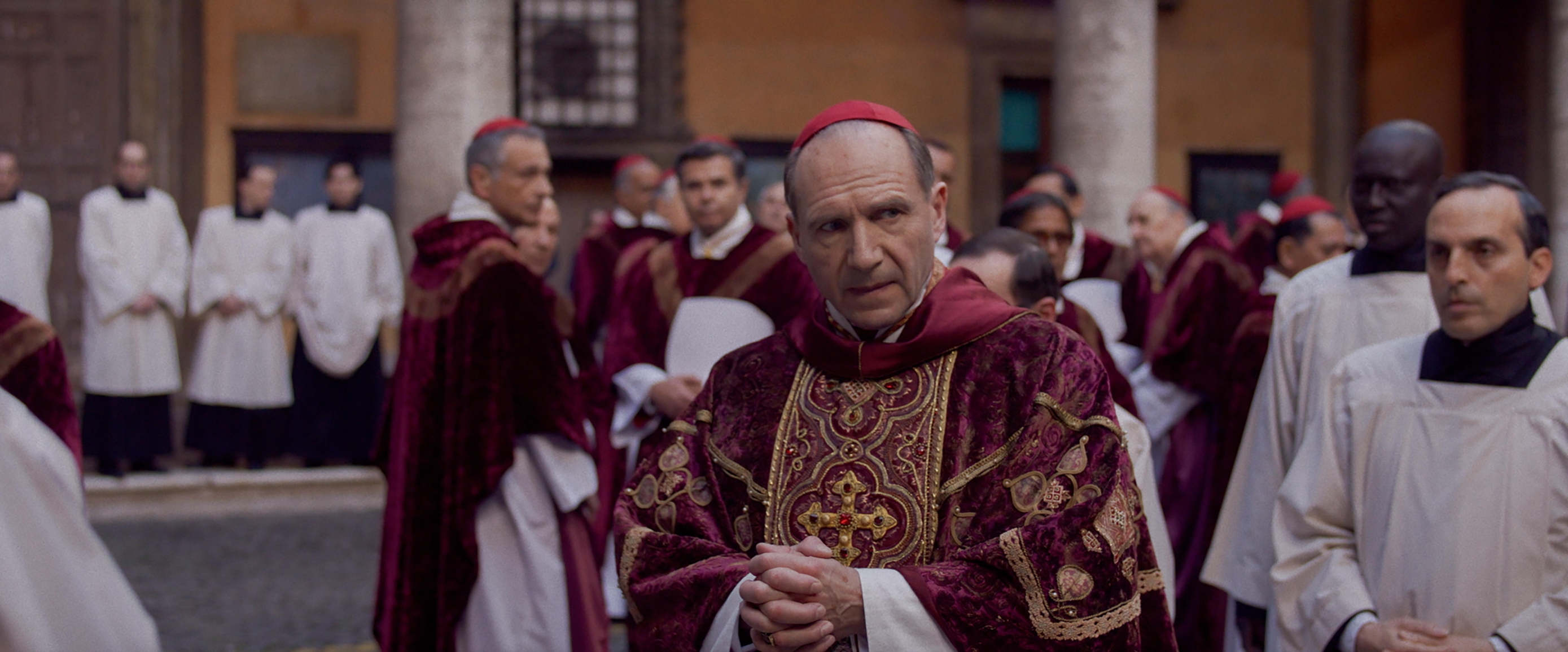 Conclave je psihološki triler, ki bi Stanleyju Tucciju lahko prinesel prvega oskarja