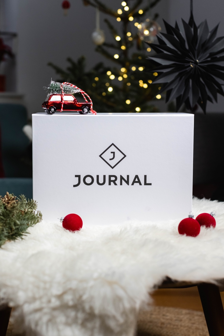 Prišel je letošnji Journal Xmas Box, ki bo polepšal vaše praznike. Odkrijte, kaj vse se skriva v njem!