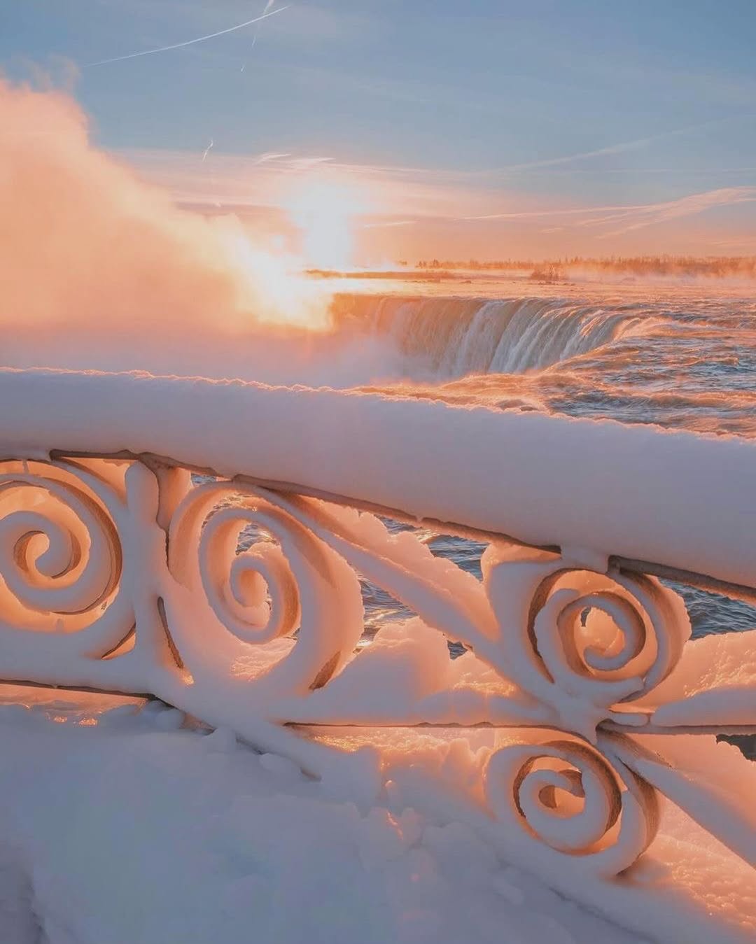 Niagarski slapovi pozimi izgledajo posebej čarobno: Naravni spektakel pod ledenim plaščem