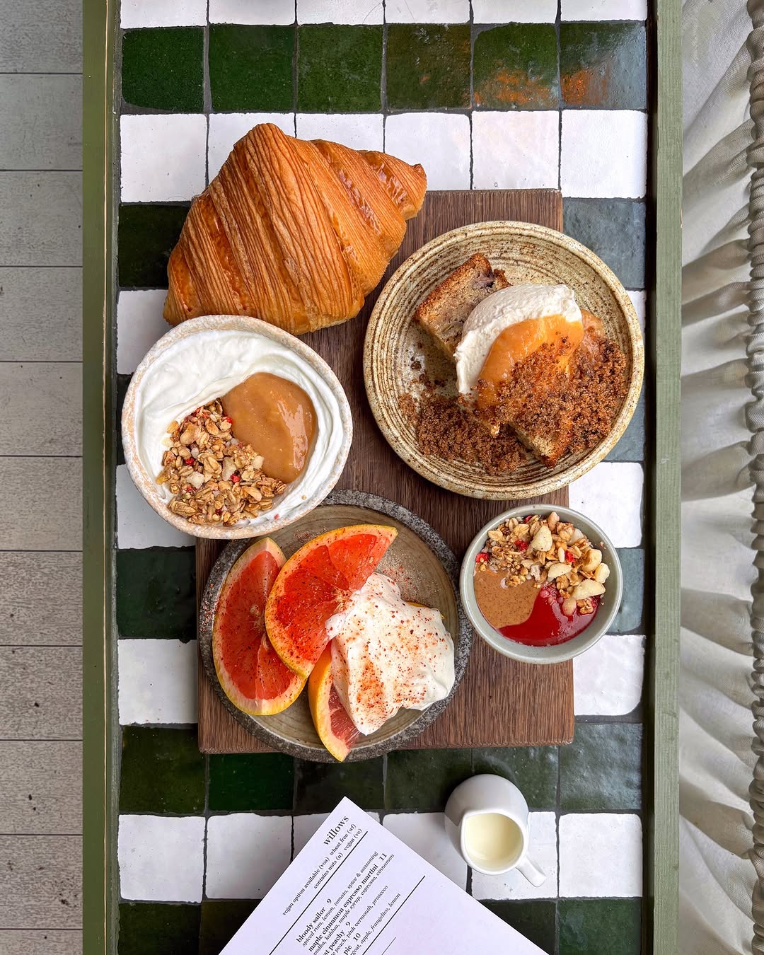 V tej restavraciji ustvarite svoj jedilnik za brunch z več različnimi krožniki. Izgleda predobro!